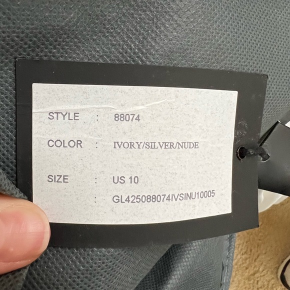 New never worn wedding dress - Picture 5 of 5